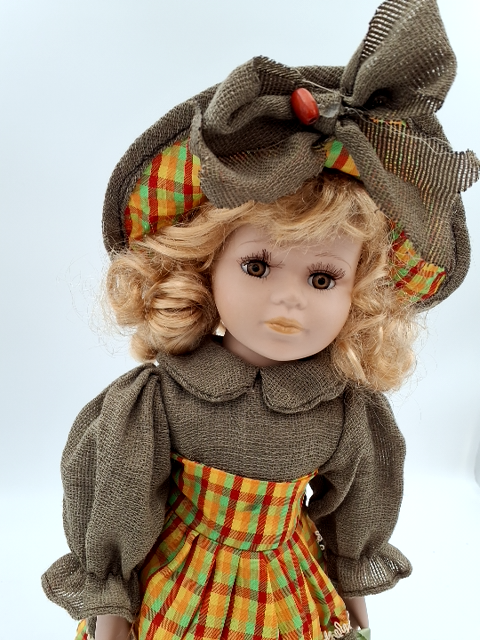 3. Porcelænsdukke m. ternet kjole